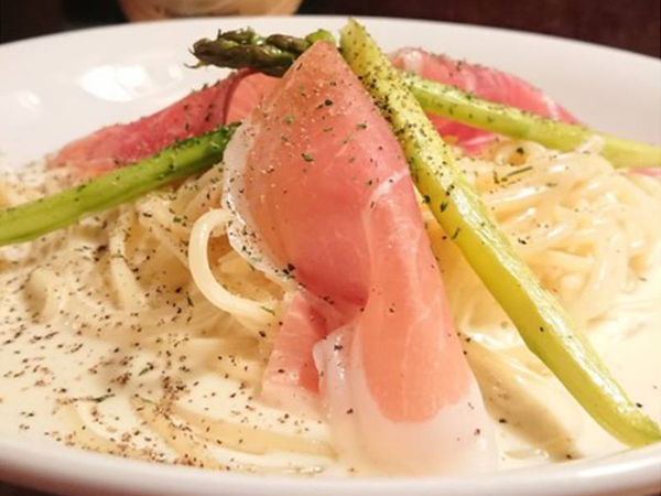 アスパラと生ハムのレモンクリームソースパスタ