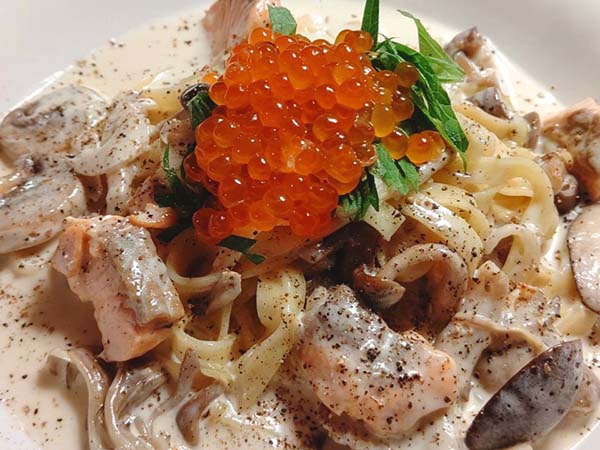 サーモンとイクラ、きのこのクリームパスタ