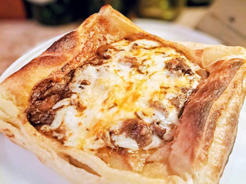 ビーブシチューのパイピザ