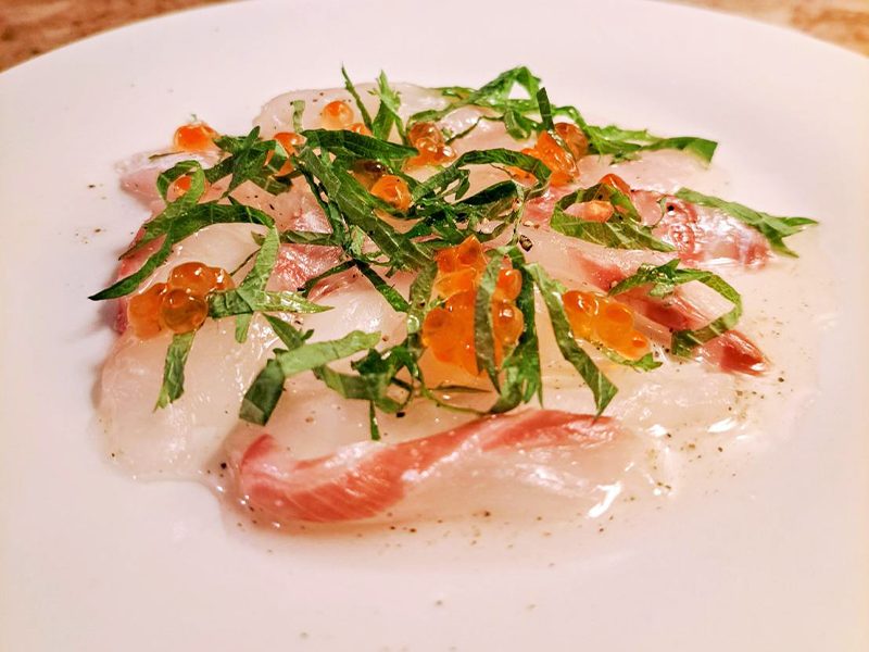 桜鯛とイクラのカルパッチョ レモンバルサミコのソース